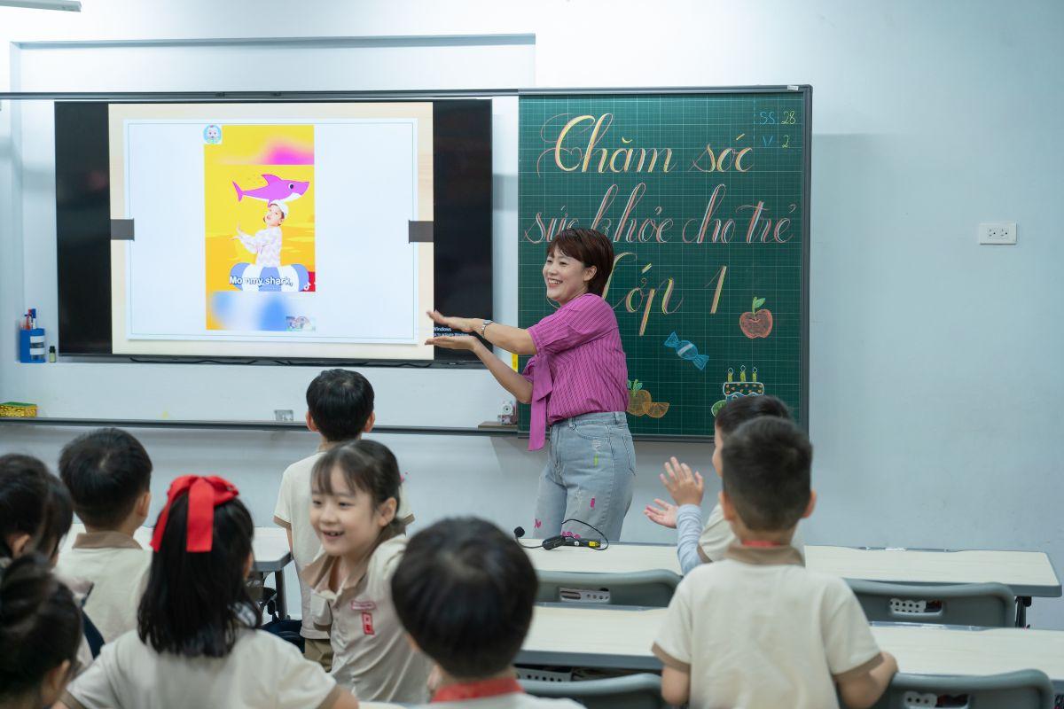 Cùng các con lớp 1a3 học cách chăm sóc sức khỏe mùa lạnh.