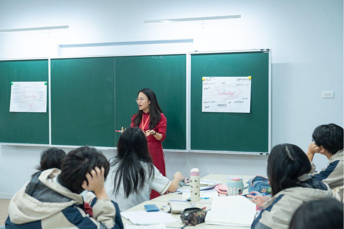 Thực hành Ielts Speaking qua “phương pháp cbi” cùng cô và trò lớp 11IE06.
