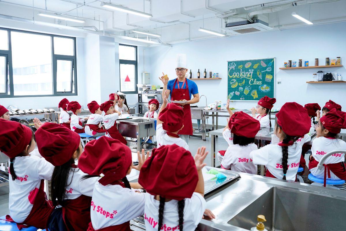 Nhật ký CLB Jolly Steps ngày 4: “những đầu bếp nhí” thích thú với trải nghiệm trang trí bánh ngọt