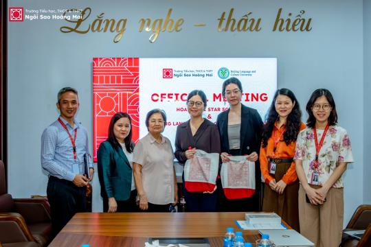 Ngôi sao Hoàng Mai chào đón trường Đại học Ngôn ngữ và văn hóa Bắc Kinh đến thăm và hợp tác