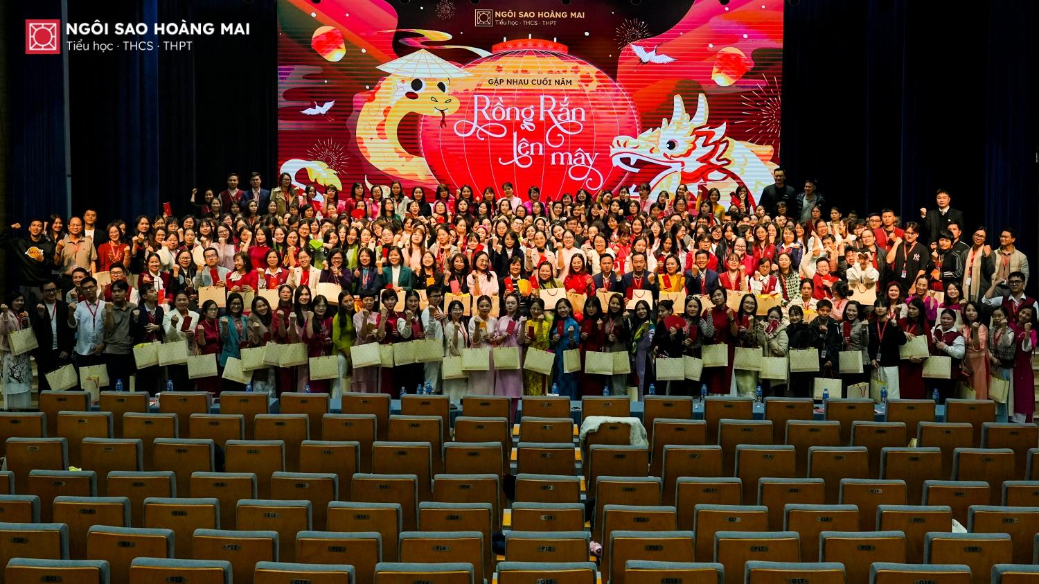 Cảm xúc ngập tràn trong chương trình gặp nhau cuối năm - “Rồng rắn lên mây”