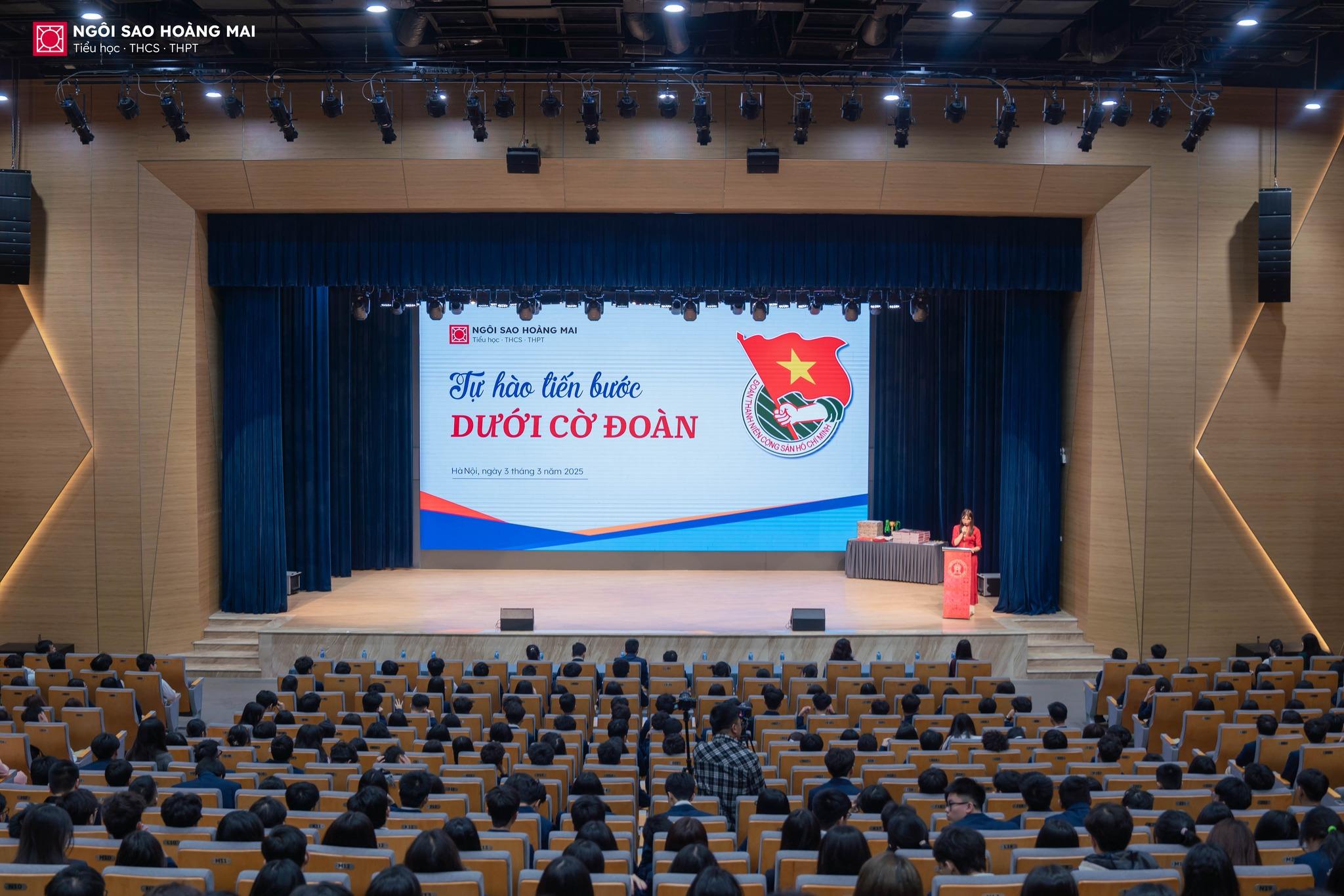 Sinh hoạt dưới cờ tháng 3: học sinh cấp THPT Ngôi sao Hoàng Mai “Tự hào tiến bước dưới cờ đoàn”