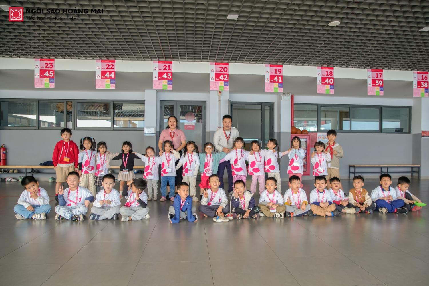 Nhật ký ngày 5: Cùng các bạn nhỏ Jolly Steps chinh phục thử thách “Vượt chướng ngại vật” trong tiết học thể thao.