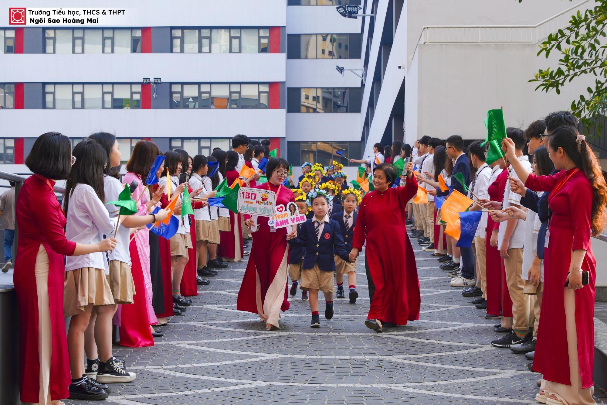 Toàn cảnh lễ khai giảng năm học mới của trường Ngôi sao Hoàng Mai