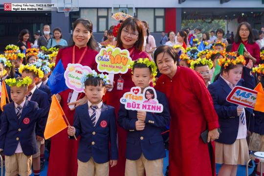 Học sinh khối 1 Ngôi sao Hoàng Mai náo nức ngày khai trường